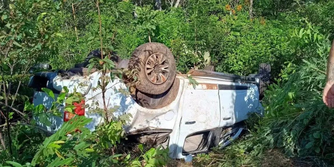 Camionete capota em Goiás e deixa jovem morto, além de 17 feridos