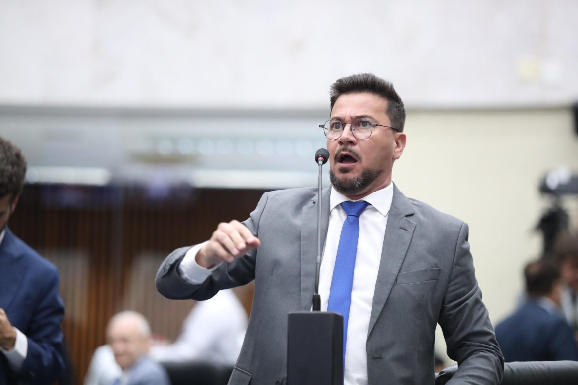 Deputado Arilson critica Flávio Bolsonaro por “negociar venda do Brasil” e alerta para risco à soberania