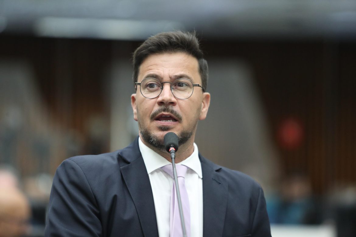 Deputado Arilson denuncia ao TCE-PR indícios de favorecimento à empresa privada pelo programa “Olho Vivo”, de Ratinho Jr.