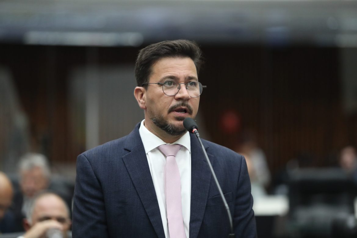 Tarifa de água: deputado Arilson cobra Governo Ratinho Jr. e defende que R$ 4 bilhões da Sanepar reduzam a conta do povo