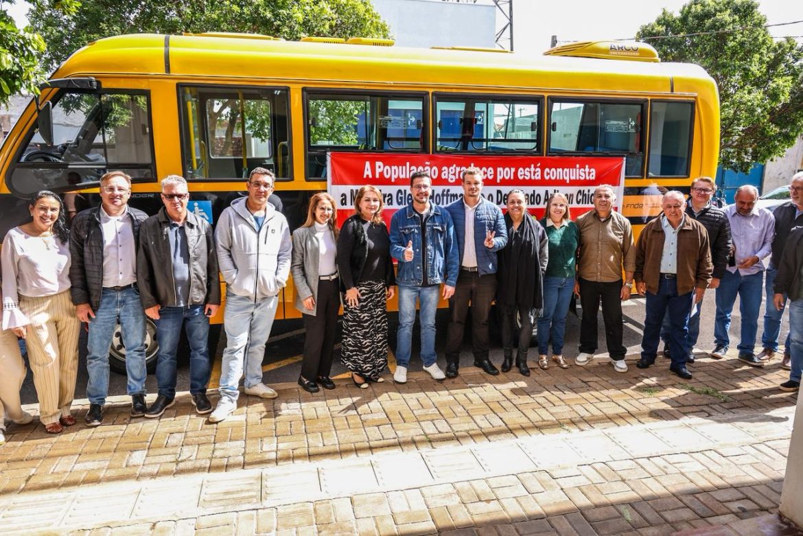 Deputado Arilson entrega ônibus escolar em Mandaguaçu