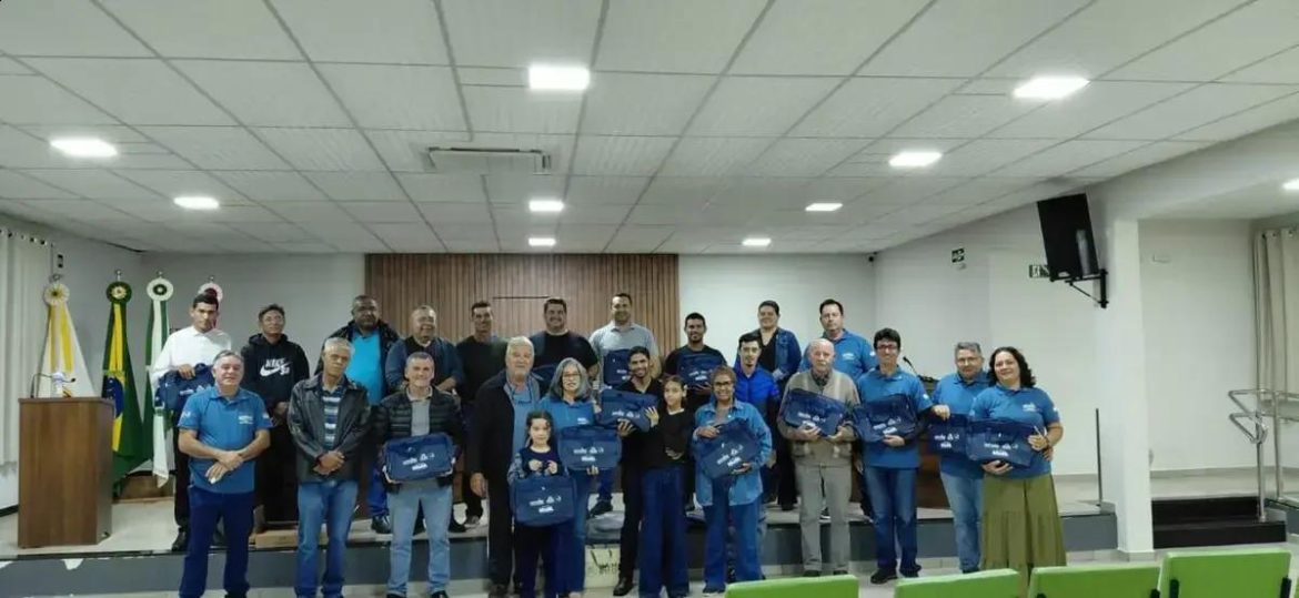 Alunos de Marilândia do Sul recebem kits do curso de locução