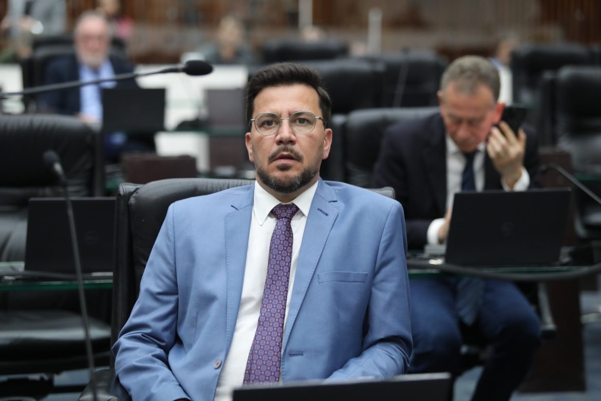 Após denúncia do deputado Arilson, MP-PR apura contratos da Celepar ligados a sócio do irmão de Ratinho Jr.