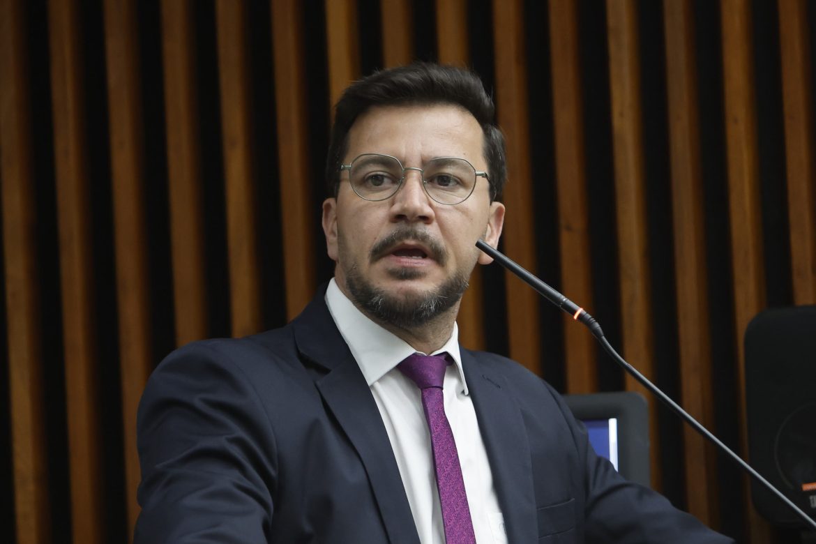 Deputado Arilson recebe dossiê com denúncias de irregularidades trabalhistas no Porto de Antonina