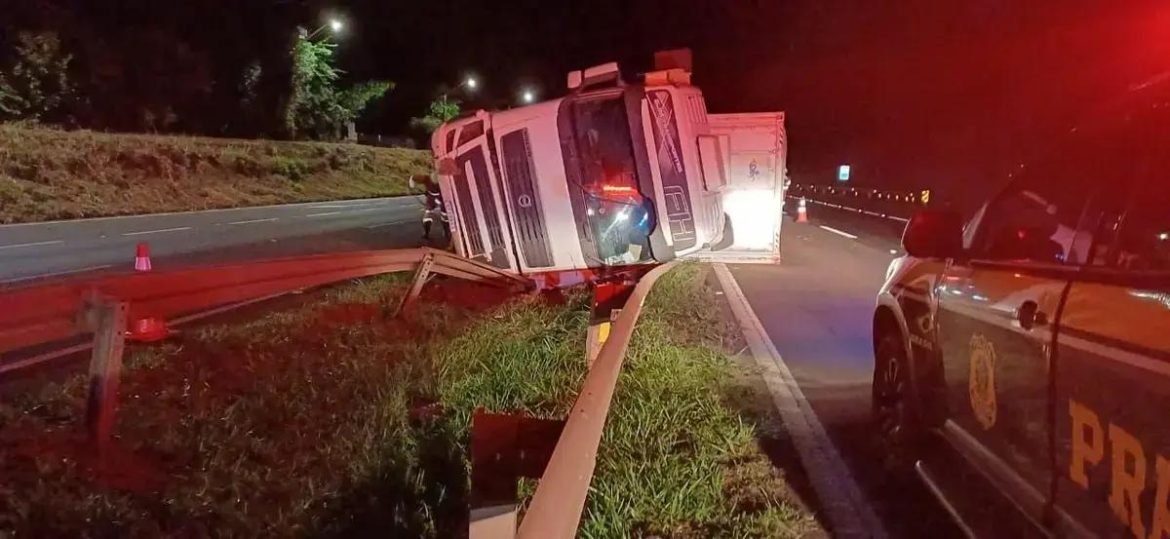 Tombamento de caminhão na BR-376 causa interdições em Califórnia