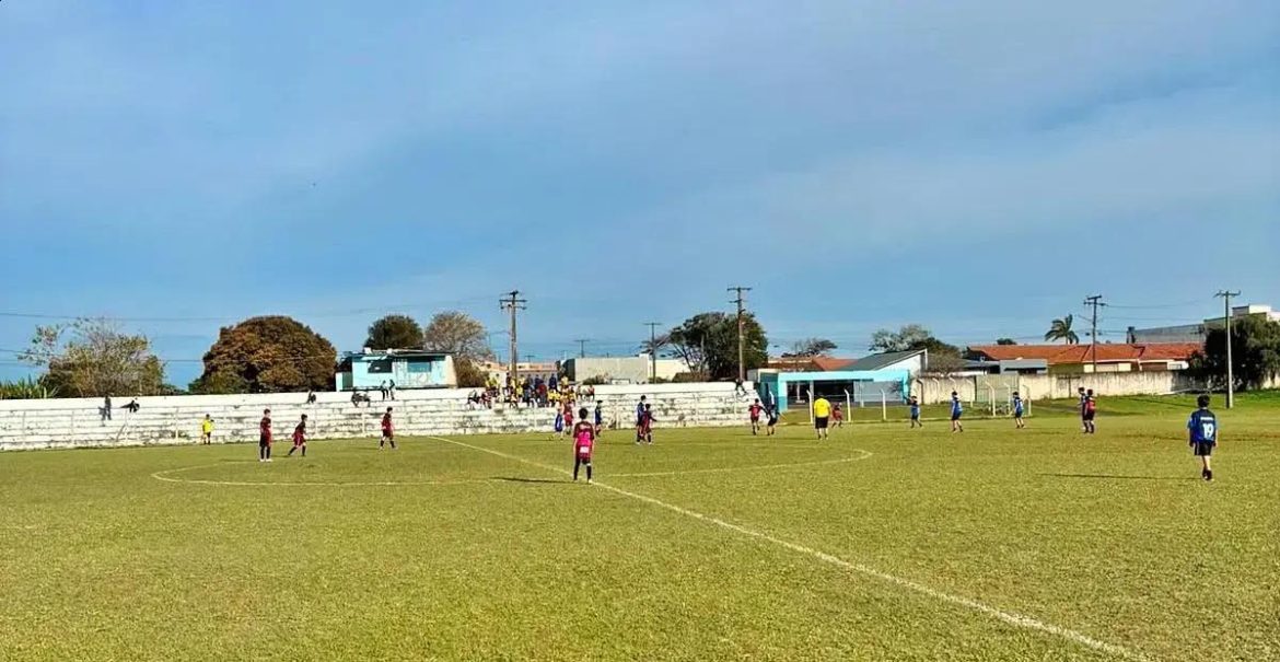 Faxinal inicia Jogos Bom de Bola com partidas emocionantes e vitórias de colégios